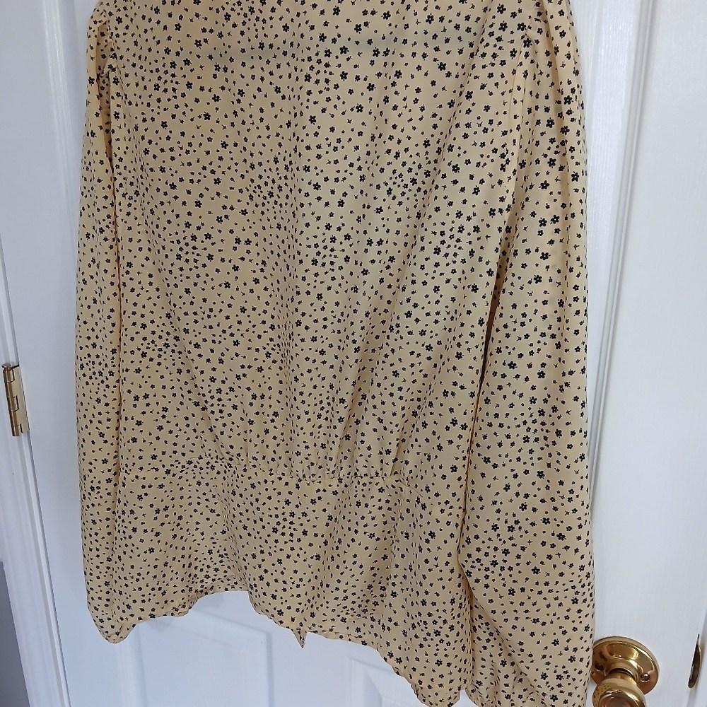 Levis Plus-sized Yellow Blouse With Black Flowers Button Front Babydoll  Cottage - Picture 8 of 9
